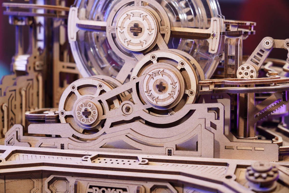 Close-up van het middenstuk van de Robotime Gear Ball Challenge