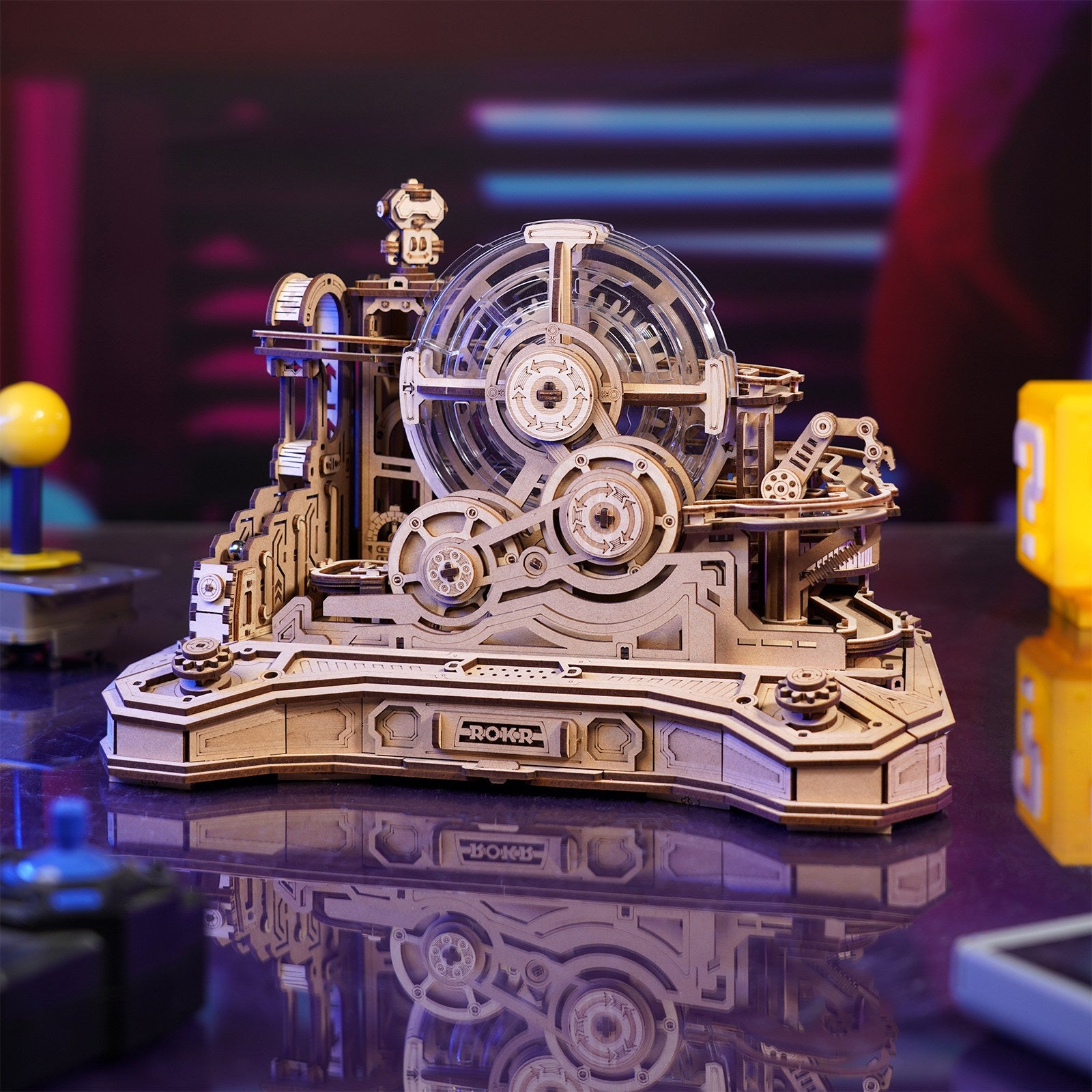 Sfeervolle presentatie van de Robotime Gear Ball Challenge, houten bouwpakket van een behendigheidsspel met knikkers