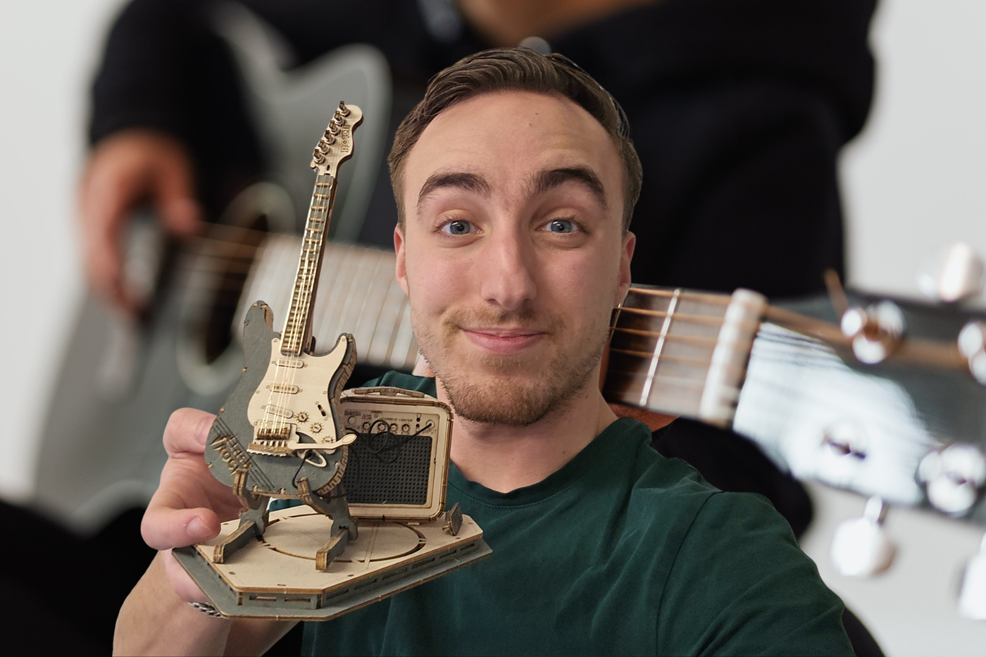 Bouw mee met meester Max: je eigen miniatuur elektrische gitaar, een statisch bouwpakket van hout van Robotime