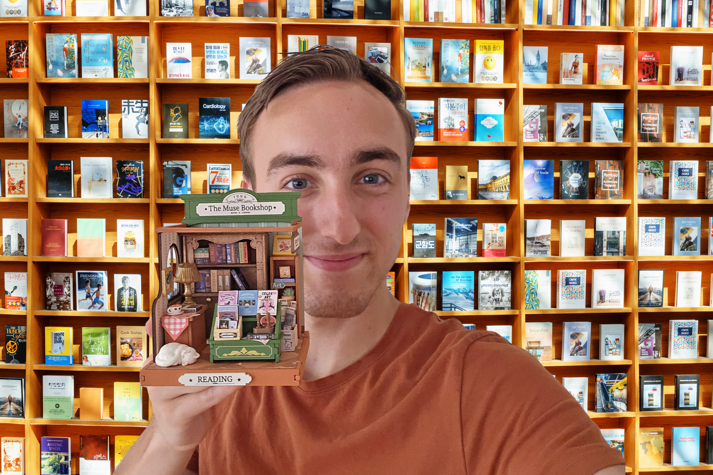 Bouw mee met meester Max, uit het magazijn: de Muse Bookshop, retroboekwinkel voor bouwfanaten