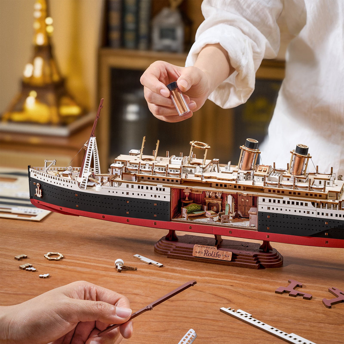 Twee personen bouwen samen de Robotime 1912 - Eternal Atlantic Voyager