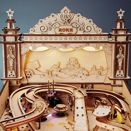 Details van de bovenste helft en het decoratieve bord op de achterkant van de Robotime 3D Pinball Machine