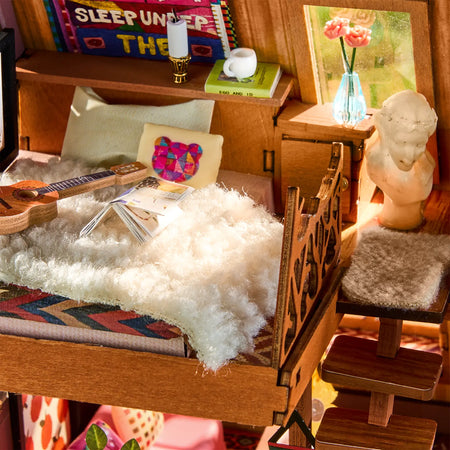 De loft met bed en decoraties in de Robotime A-Frame Cabin