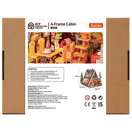 Achterkant verpakking van de Robotime A-Frame Cabin, miniatuur vakantiehuisje in winterse, Oostenrijkse stijl