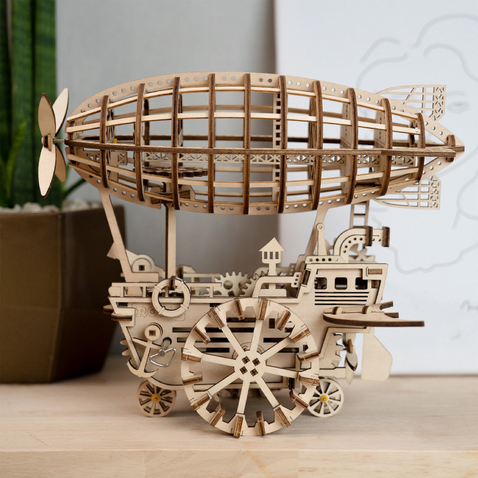 Sfeervolle presentatie van de Robotime Air Vehicle, houten modelbouw van een mechansche, rijdende steampunk zeppelin