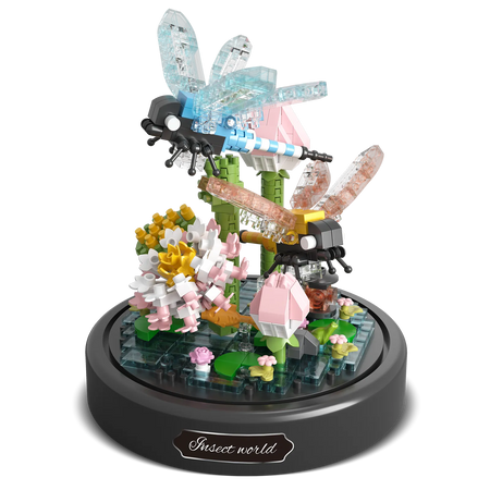 Productfoto van de Balody miniblocks libellen met bloeiende waterplanten, onder een stolp