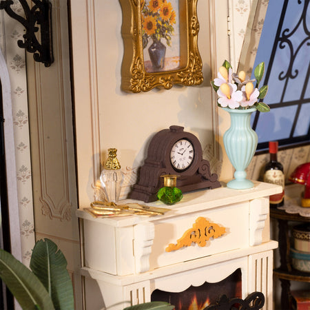 Details van de vintage klok, flesje parfum en vaas bloemen op de open haard van de Robotime Catherine’s Living Room