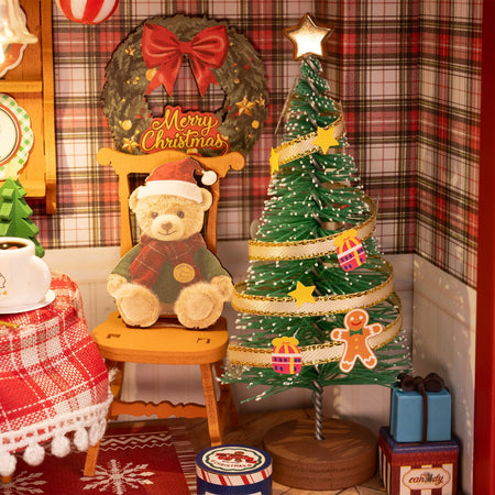 De versierde kerstboom, teddybeer met kerstmuts en kerstkrans in de Robotime Christmas Eve Party