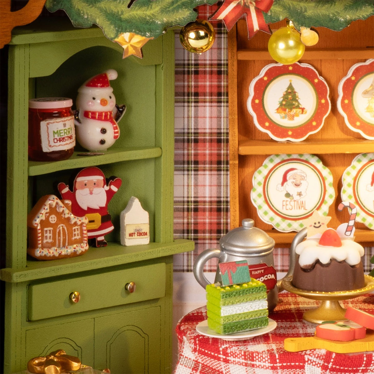 Details van een tafel met lekkernijen en kasten met kerstdecoratie in de  Robotime Christmas Eve Party