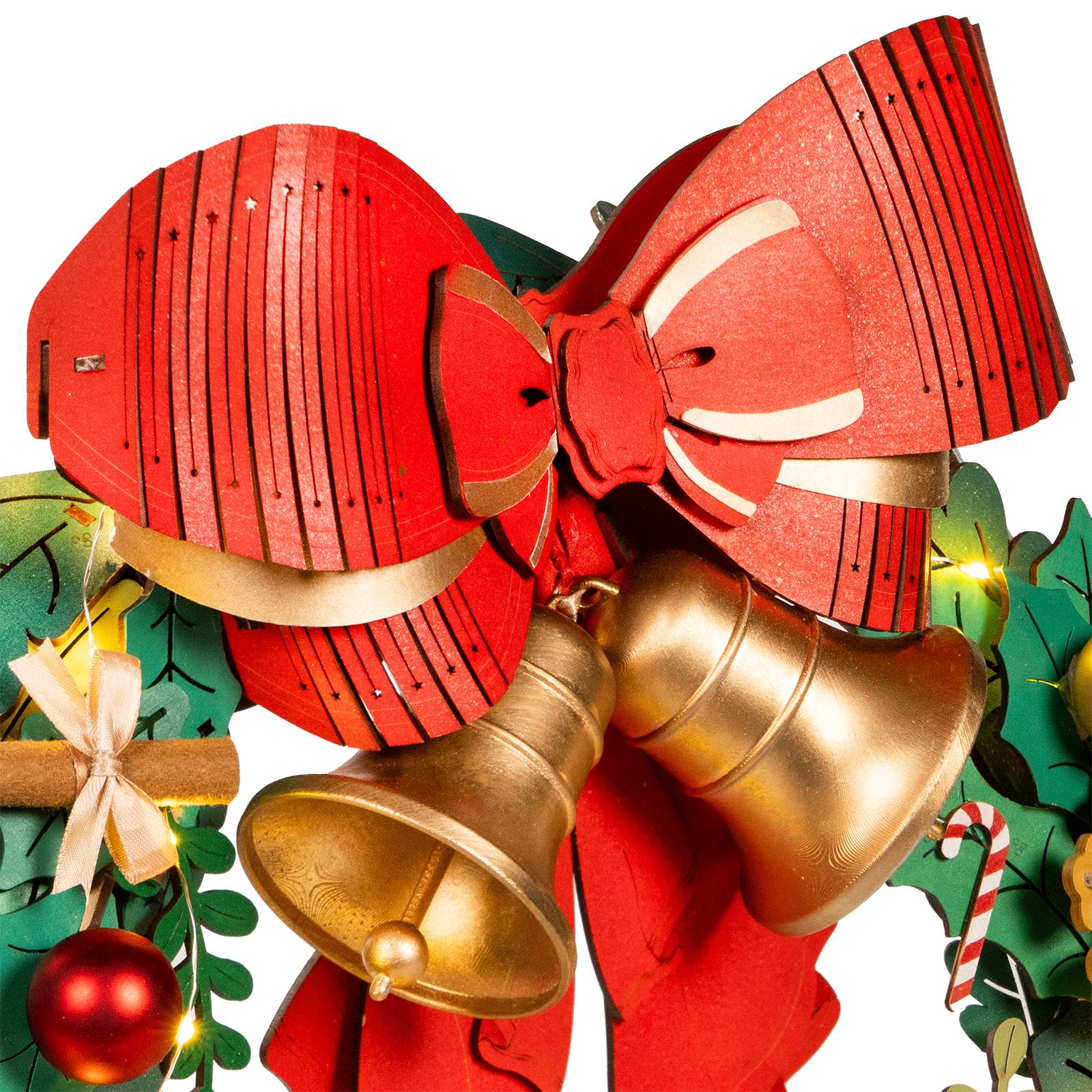 Close-up van de grote rode strik met kerstbellen van de Robotime Christmas Wreath