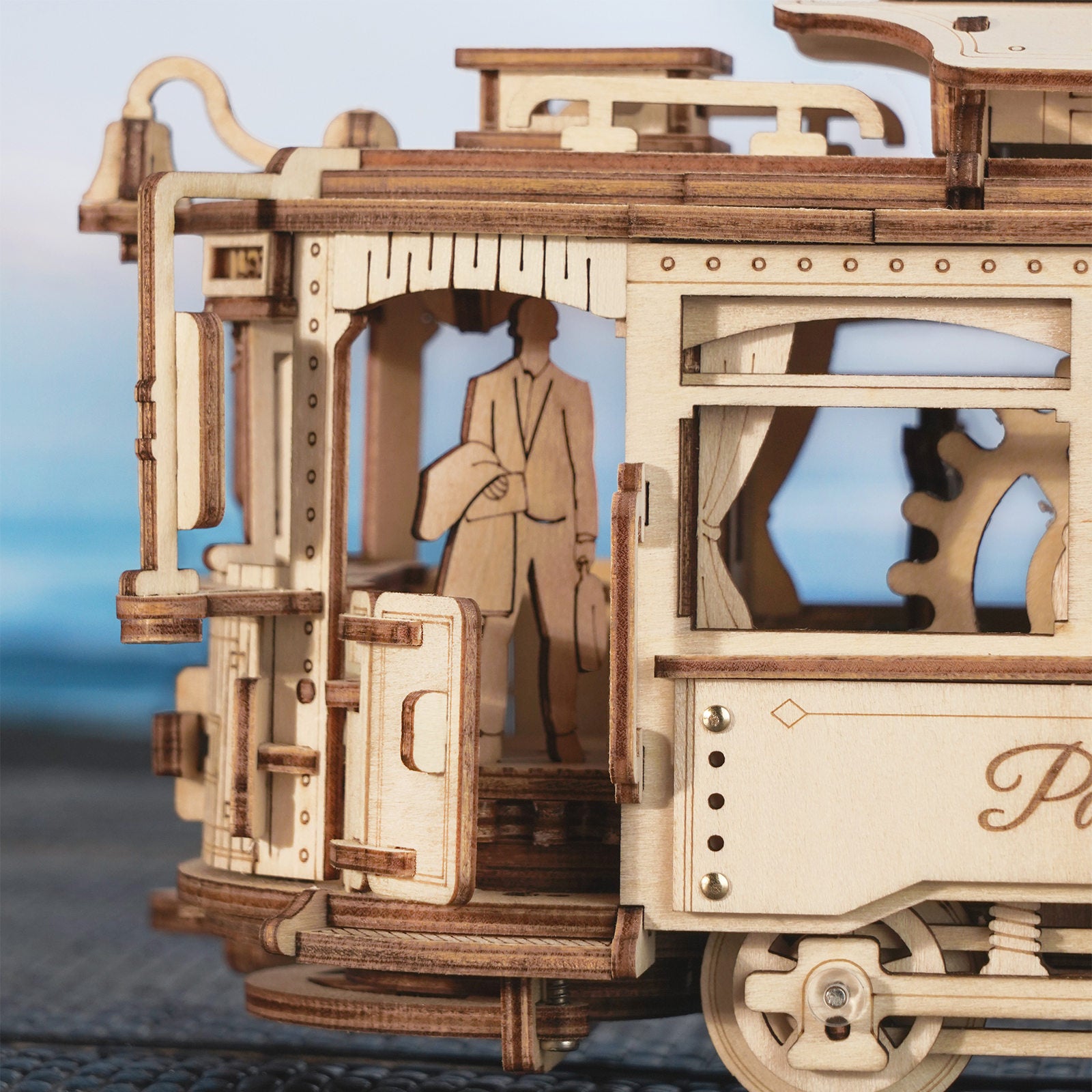 Details van de achterkant van de Robotime Classic City Tram