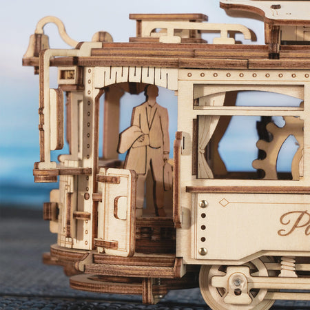 Details van de achterkant van de Robotime Classic City Tram