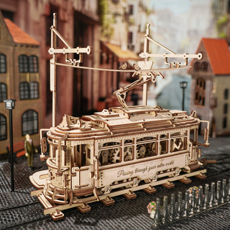 Sfeervolle presentatie van de Robotime Classic City Tram, houten modelbouw van een mechanische, rijdende Portugese tram
