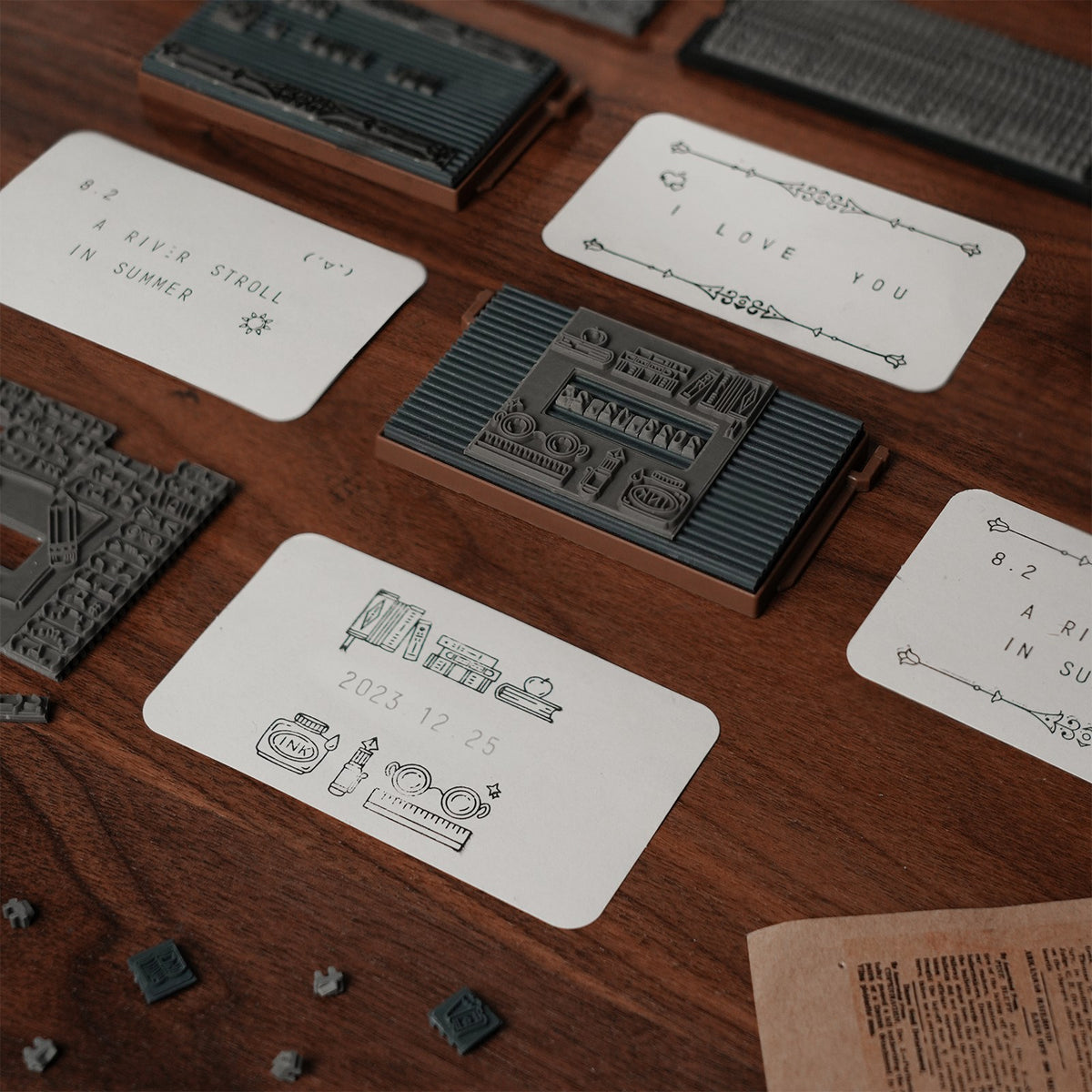Detail van gedrukte kaartjes, de printlaat en losse letters in de Robotime Classic Printing Press