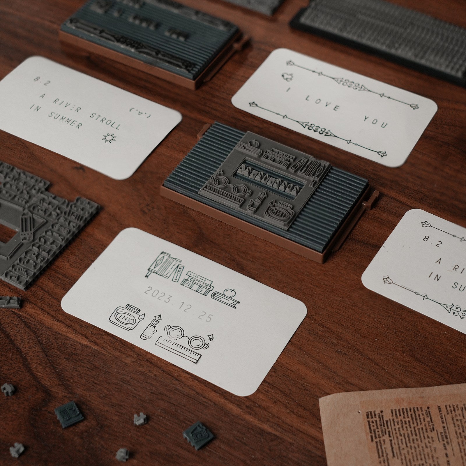 Detail van gedrukte kaartjes, de printlaat en losse letters in de Robotime Classic Printing Press