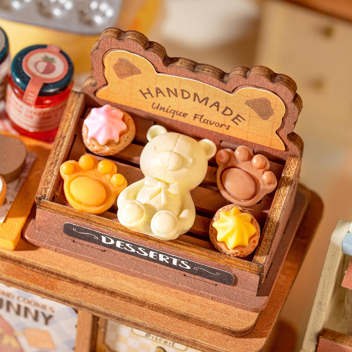 Display met uitgestalde koekjes en cakejes van de Robotime Cookii Bunny’s Cookie Shop