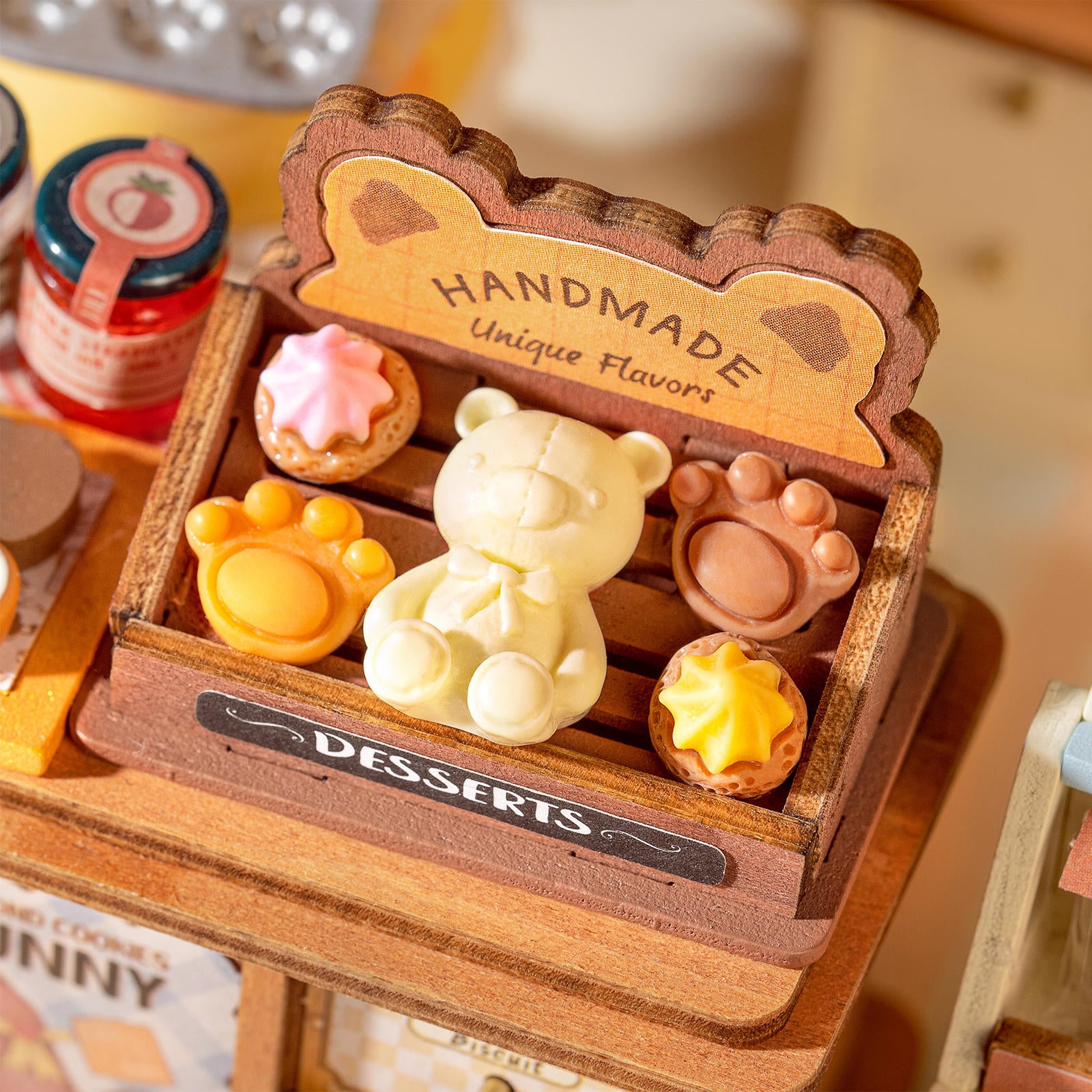 Display met uitgestalde koekjes en cakejes van de Robotime Cookii Bunny’s Cookie Shop