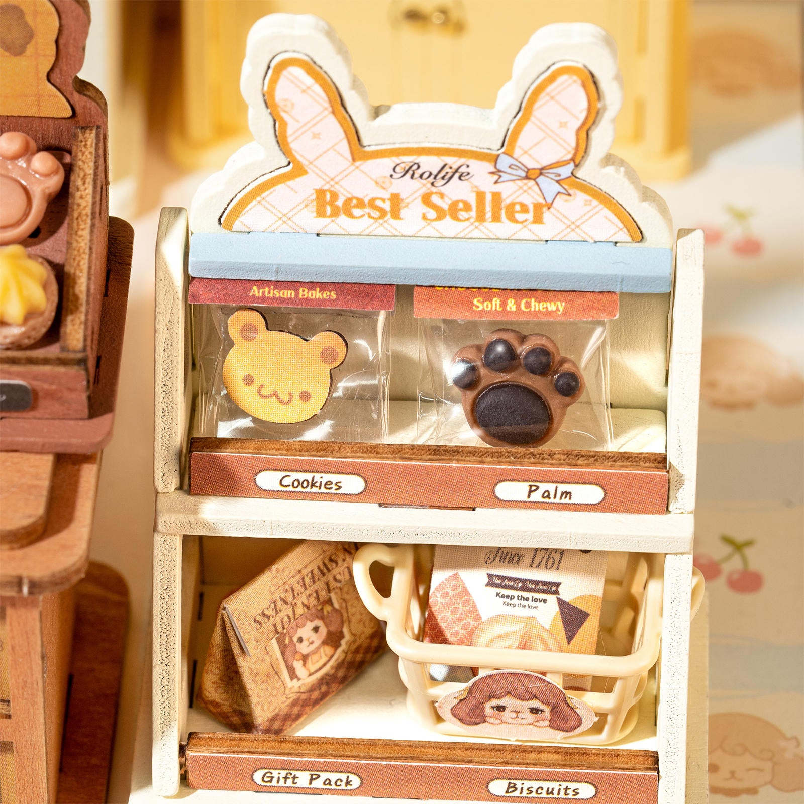 Voorverpakte koekjes gepresenteerd in een display in de Robotime Cookii Bunny’s Cookie Shop