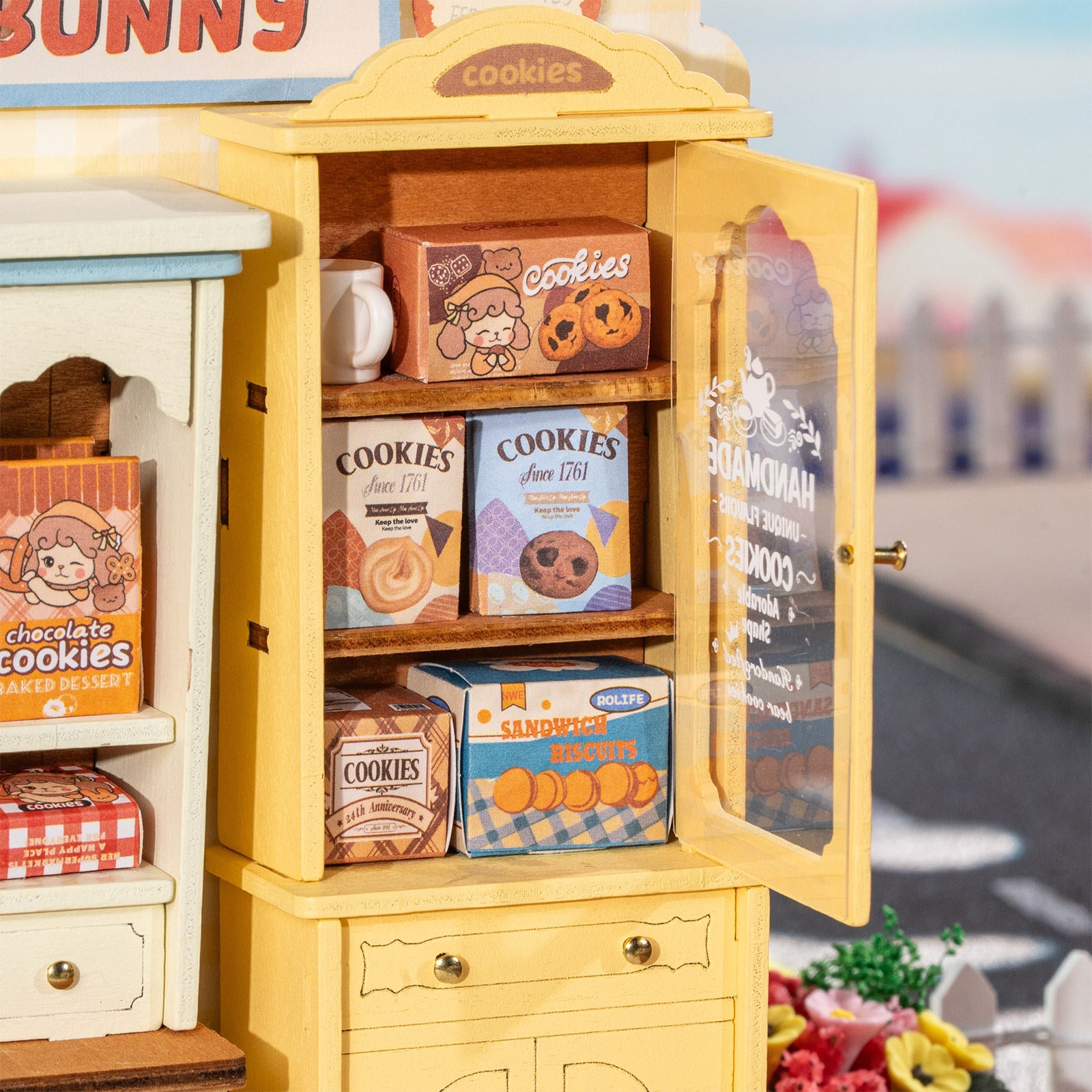 Dozen met koekjes uitgestald in een kast van de Robotime Cookii Bunny’s Cookie Shop