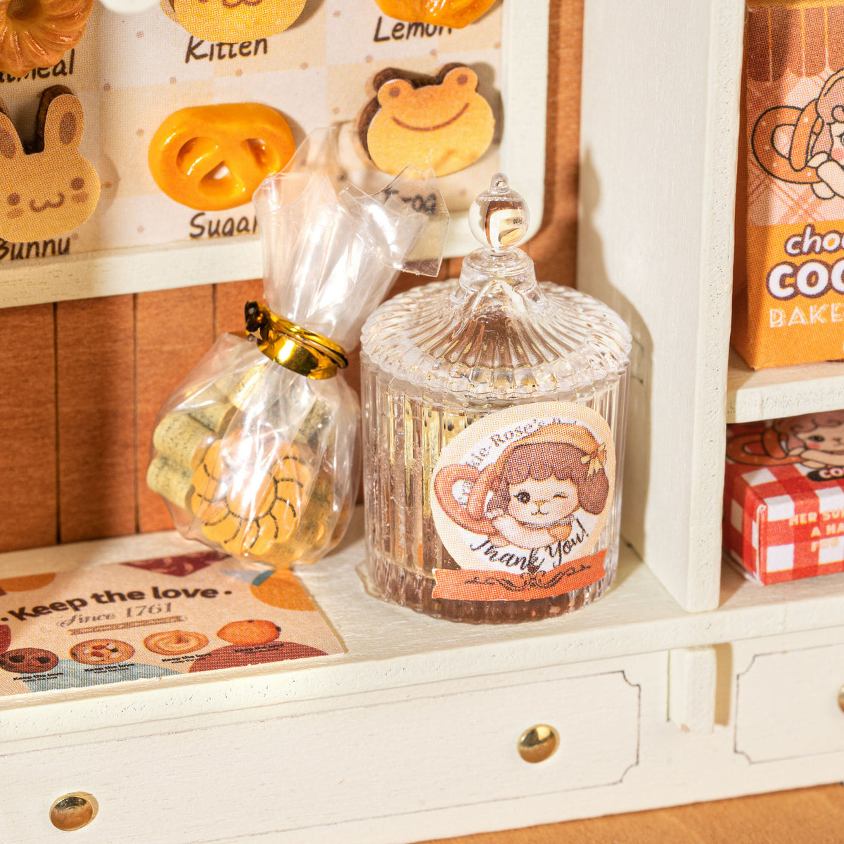 Pot met koekjes en ingepakte koekjes achter de balie van de Robotime Cookii Bunny’s Cookie Shop