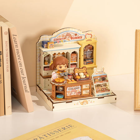 Sfeervolle presentatie van de Robotime Cookii Bunny’s Cookie Shop, miniatuurhuisje van een koekjeswinkel met Cookii Bunny achter de toonbank