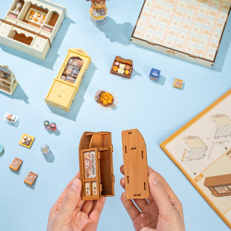 Een persoon bouwt de toonbank van de Robotime Cookii Bunny’s Cookie Shop