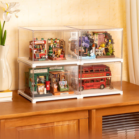 Voorbeelden van een houten bouwpakket en miniatuurhuisjes die in de Robotime Dust Cover Landscape S passen