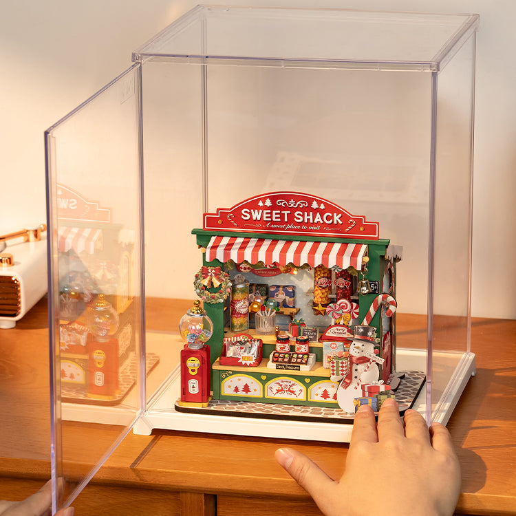 De Robotime Christmas Candy Stand in de Robotime Dust Cover Portrait M, met demonstratie van het openslaande deurtje