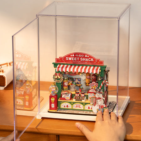 De Robotime Christmas Candy Stand in de Robotime Dust Cover Portrait M, met demonstratie van het openslaande deurtje