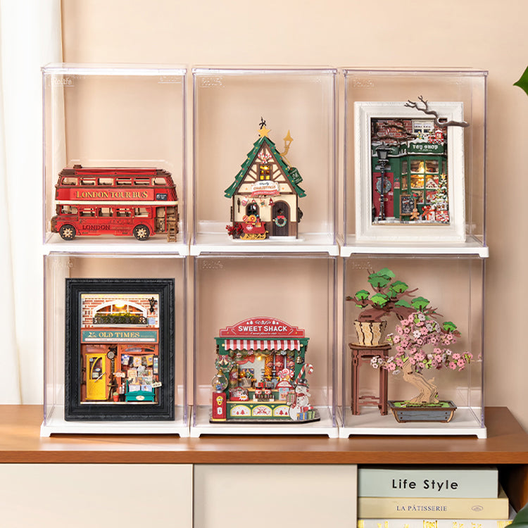 Miniatuurhuisjes, diorama's en houten bouwpakketten in de Robotime Dust Cover Portrait M, waarmee gedemonstreerd wordt dat ze te stapelen zijn