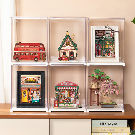 Miniatuurhuisjes, diorama's en houten bouwpakketten in de Robotime Dust Cover Portrait M, waarmee gedemonstreerd wordt dat ze te stapelen zijn