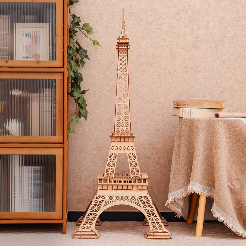 Sfeerfoto van de Robotime Eiffel Tower Plus tussen een tafeltje en een kastje
