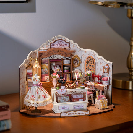 Sfeervolle presentatie van de Robotime Elsa’s Tailoring, DIY miniatuurhuisje van een schattig naaiatelier
