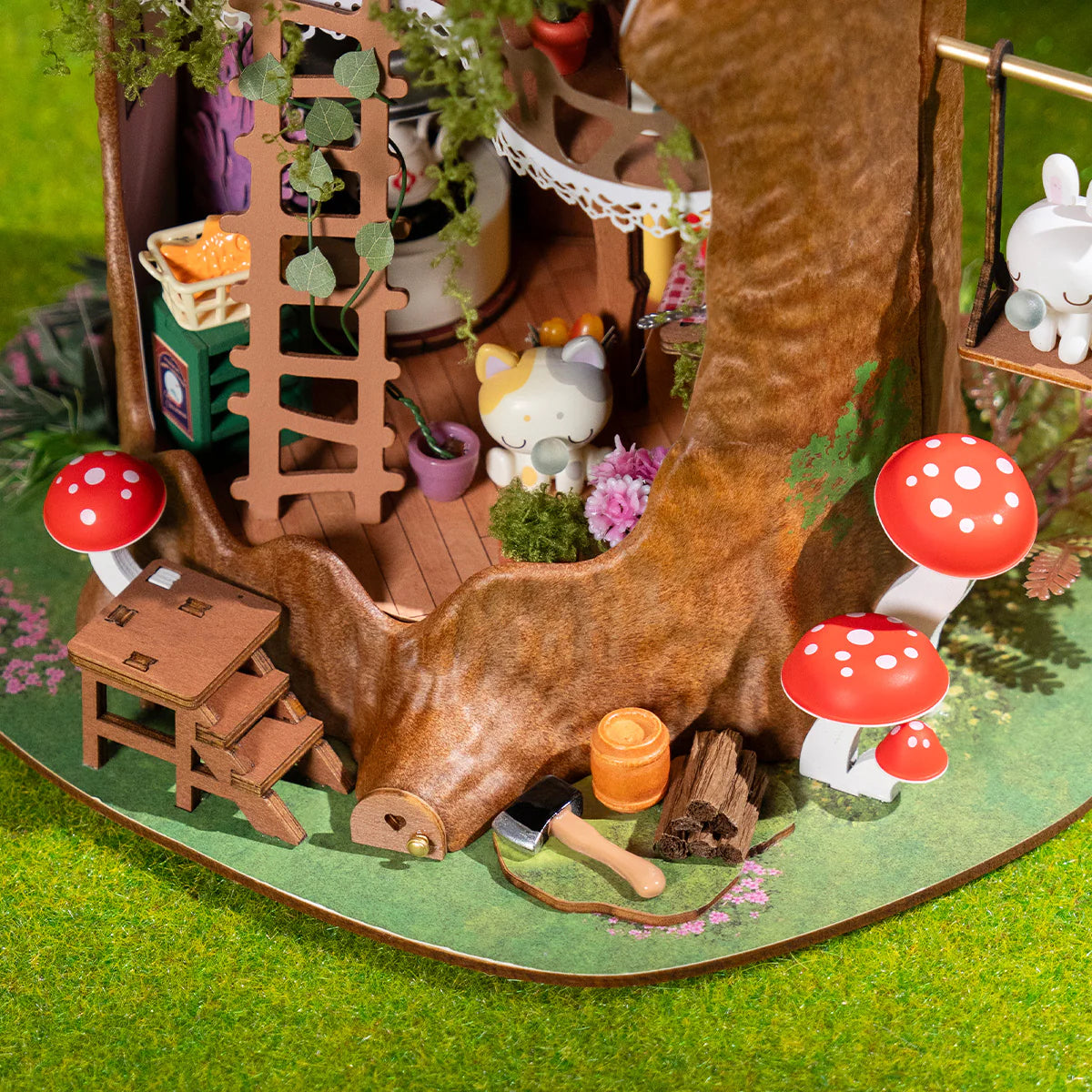 De onderkant van de stronk met paddenstoeltjes eromheen en de benedenverdieping van de Robotime Fairytale Tree House