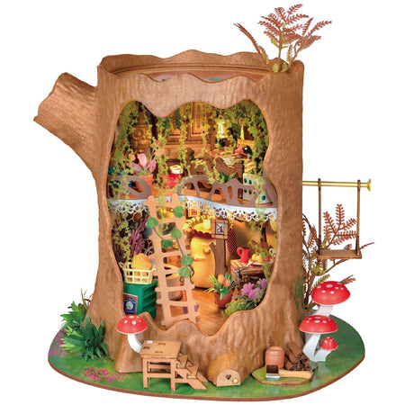 Productfoto van de Robotime Fairytale Tree House, bouwpakket van een miniatuurhuisje van twee verdiepingen in een holle boomstronk