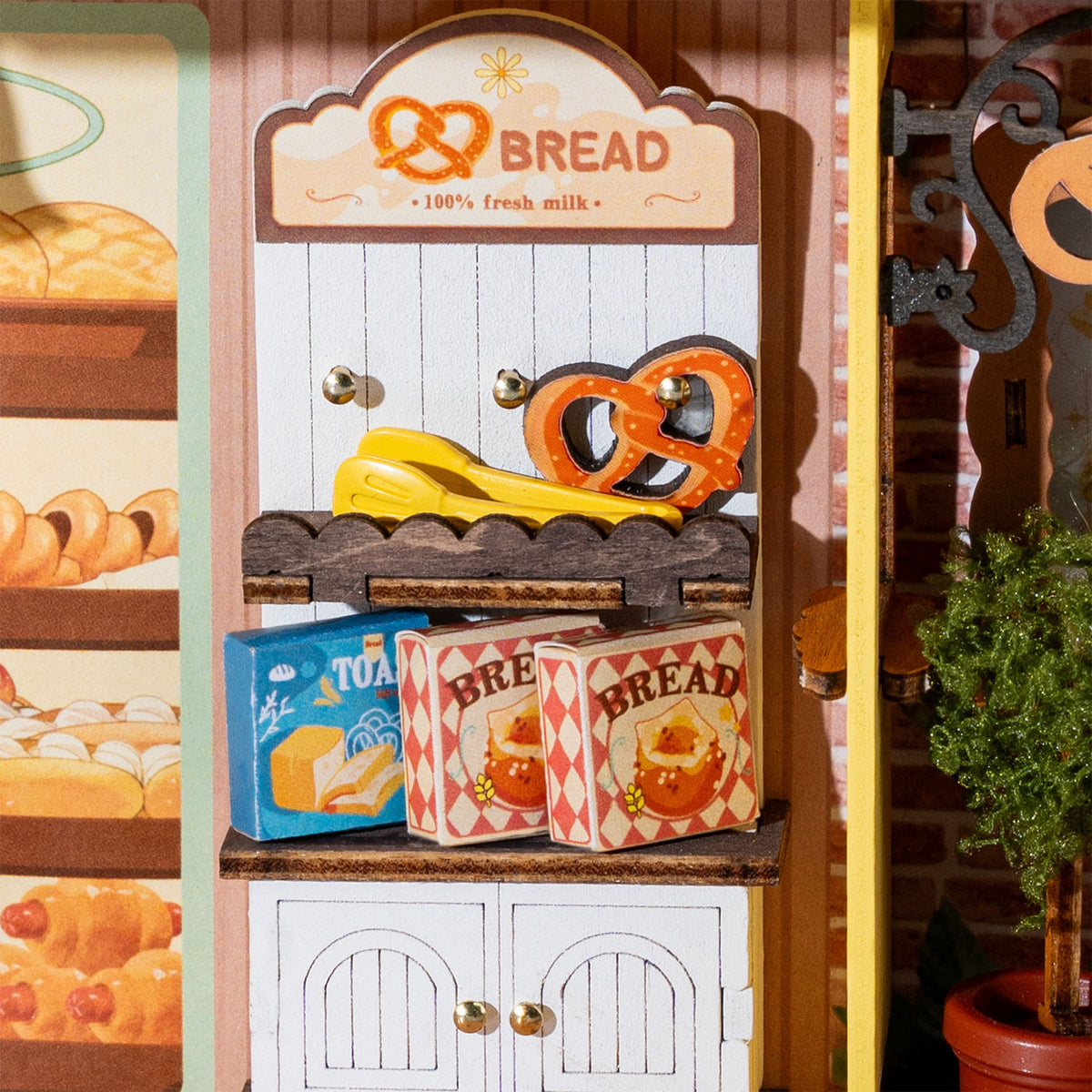 Voorverpakt brood en banket in een kast van de Robotime Fluffy Cat Bakery