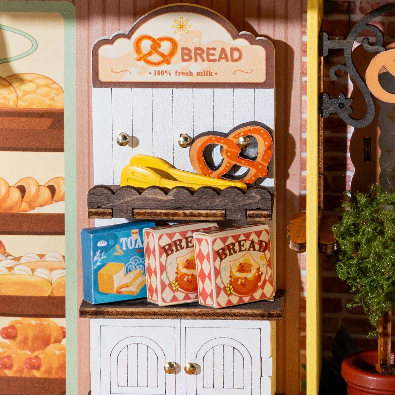 Voorverpakt brood en banket in een kast van de Robotime Fluffy Cat Bakery