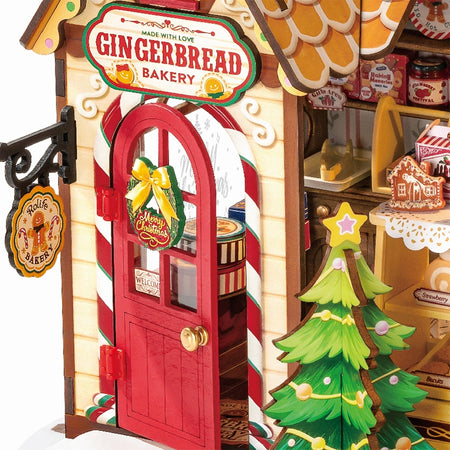 Close-up van het deurtje, winkelbord en kerstoom in de Robotime Gingerbread House