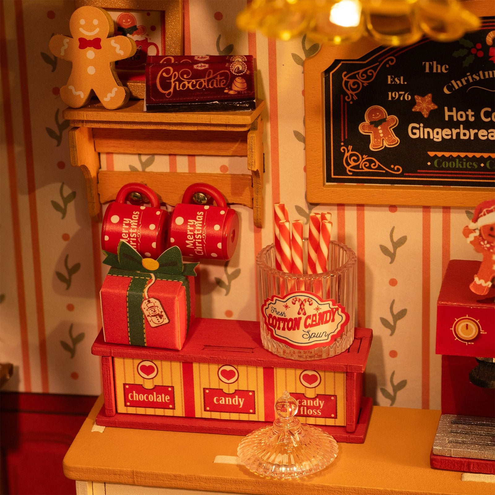 Details van snoepgoed achter de toonbank van de Robotime Gingerbread House