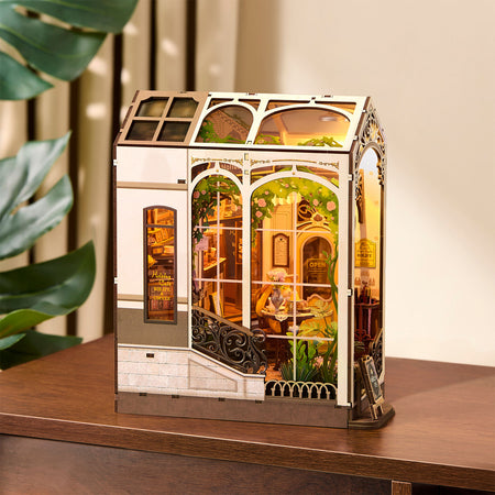 Raampartij in de zijkant van de Robotime Holiday Café, waardoor men via de zijkant in de book nook kan kijken