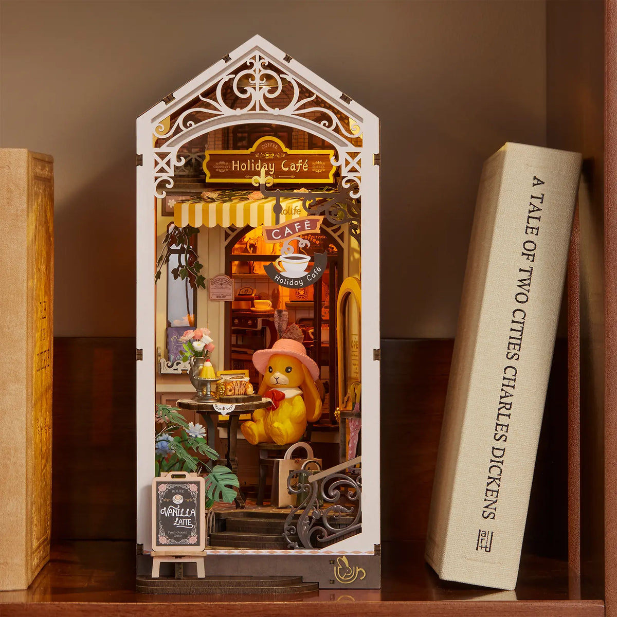 Sfeervolle presentatie van de Robotime Holiday Café, book nook houten bouwpakket van een terrasje bij een overdekt café