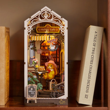 Sfeervolle presentatie van de Robotime Holiday Café, book nook houten bouwpakket van een terrasje bij een overdekt café