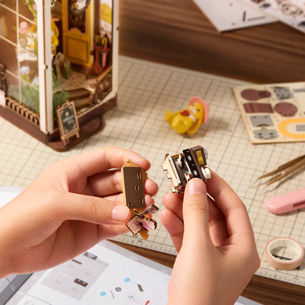 Een persoon zet een gedeelte van de bar van de Robotime Holiday Café in elkaar