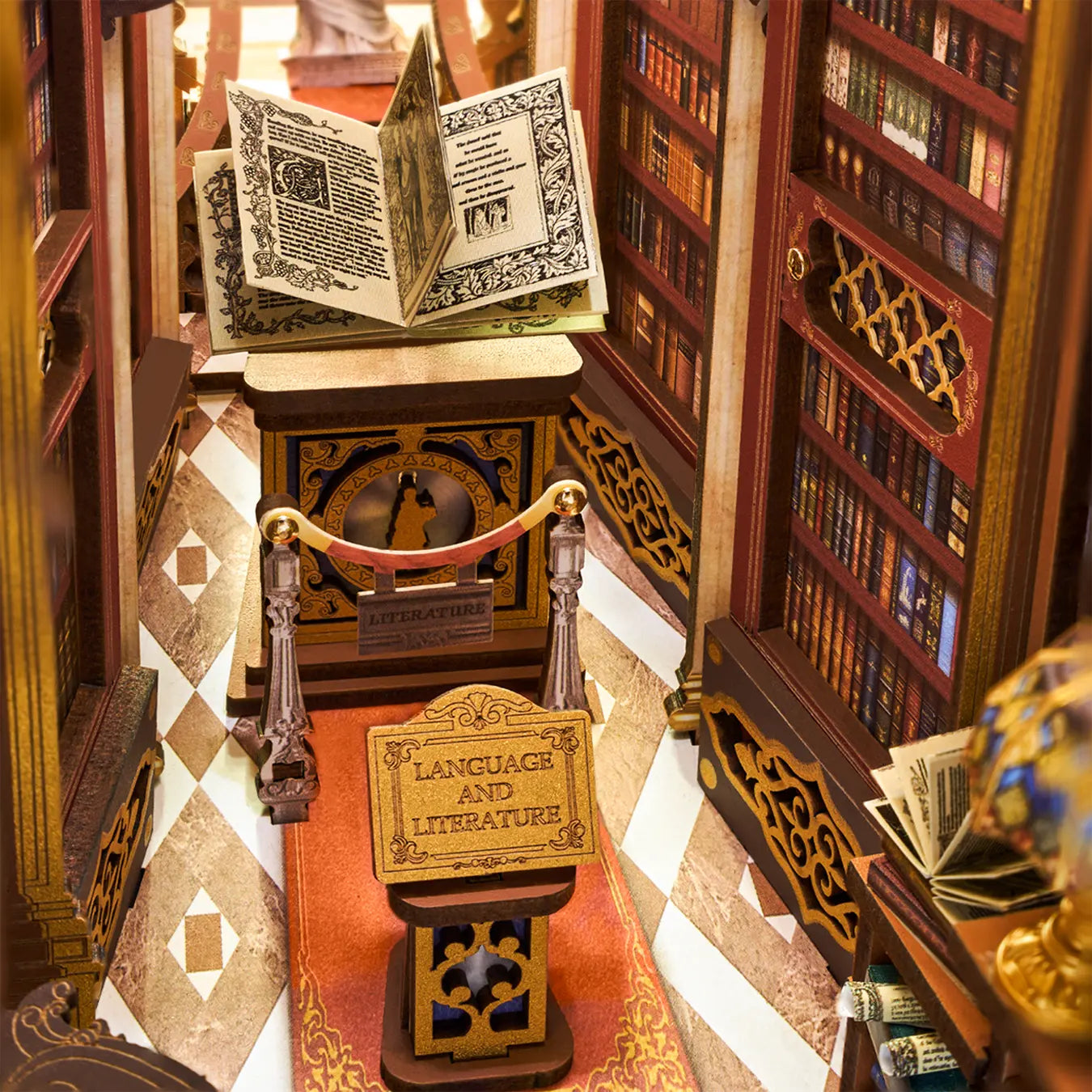 Het opengeslagen boek bij het plakkaat op voetstuk tussen hoge boekenkasten in de Robotime Library of Wonders