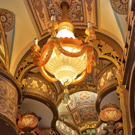 Close-up van de kroonluchter aan het versierd plafond van de Robotime Library of Wonders