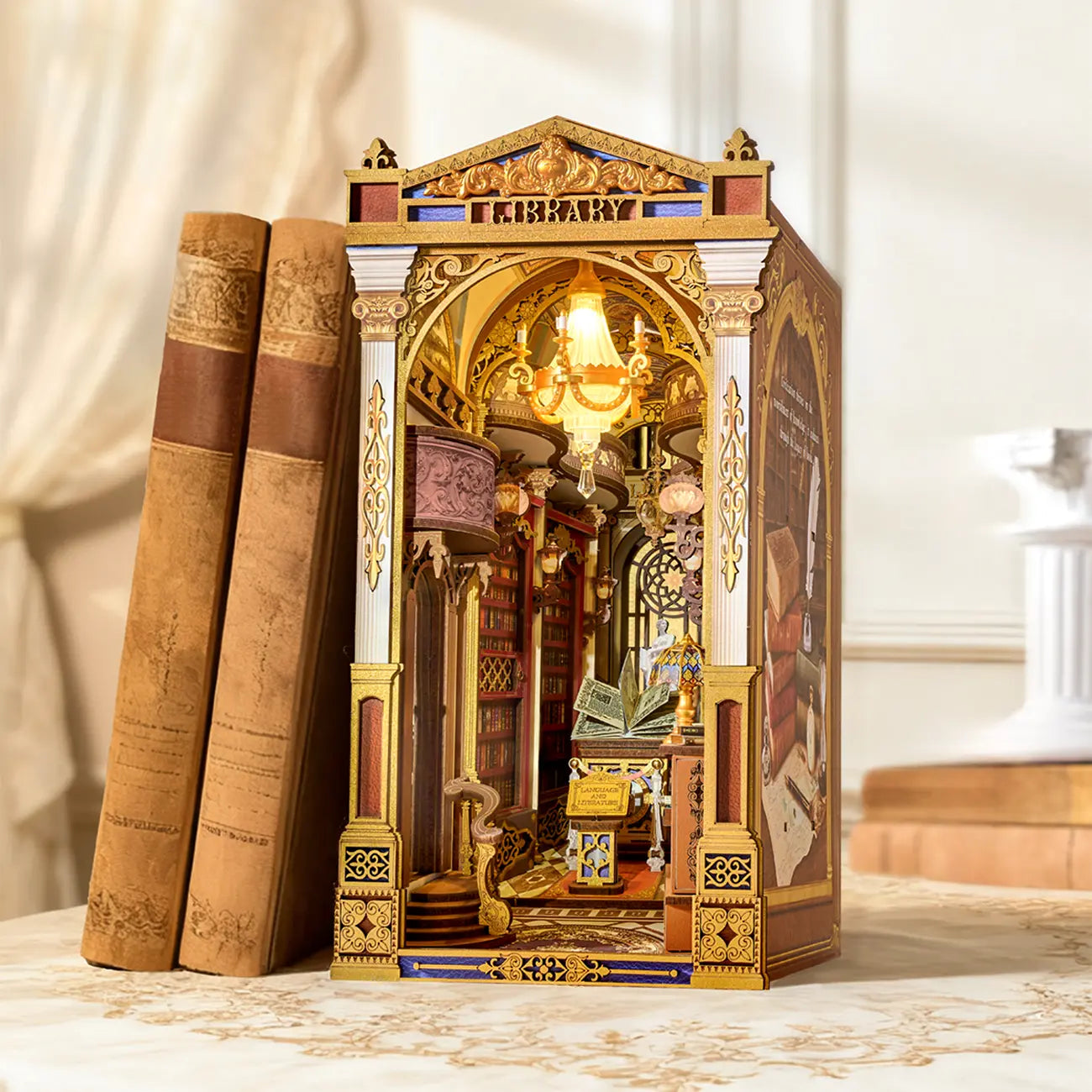 Sfeervolle presentatie van de Robotime Library of Wonders, book nook houten bouwpakket van een ouderwetse, luxueuze bibliotheek