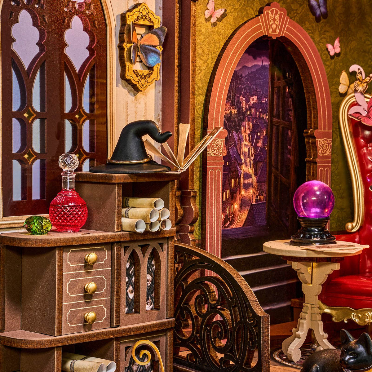 Kastjes met toverspullen en tafel met kristallen bol in de Robotime Magic Fantasy Corner