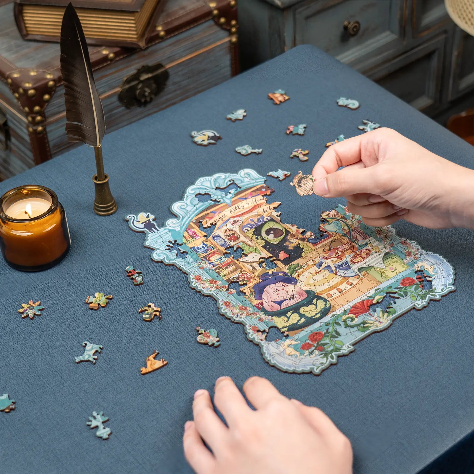 Een persoon is bezig de Robotime Magic Kitty’s Home puzzel te leggen