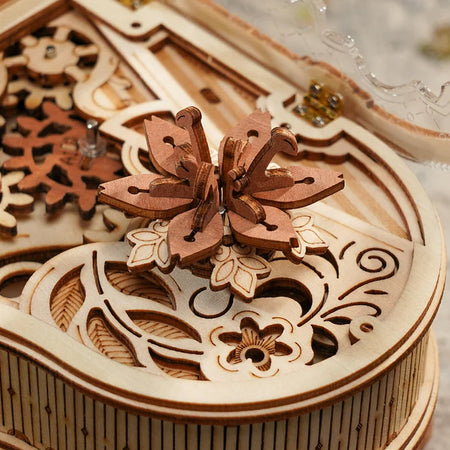 Bloemversiering op de achterkant van de Robotime Magic Piano