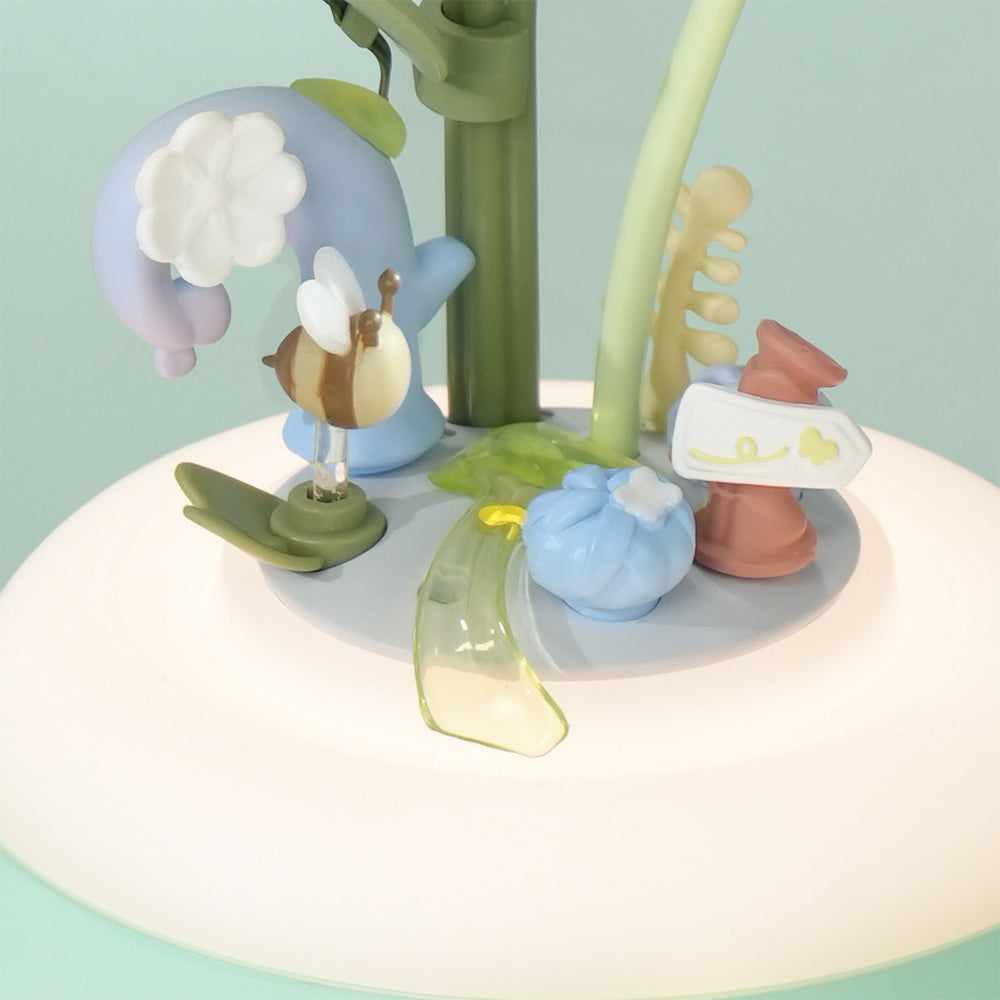 Bloemetjes, blaadjes en een bijtje aan de onderkant van de bloem van de Robotime Minty Camellia Lamp